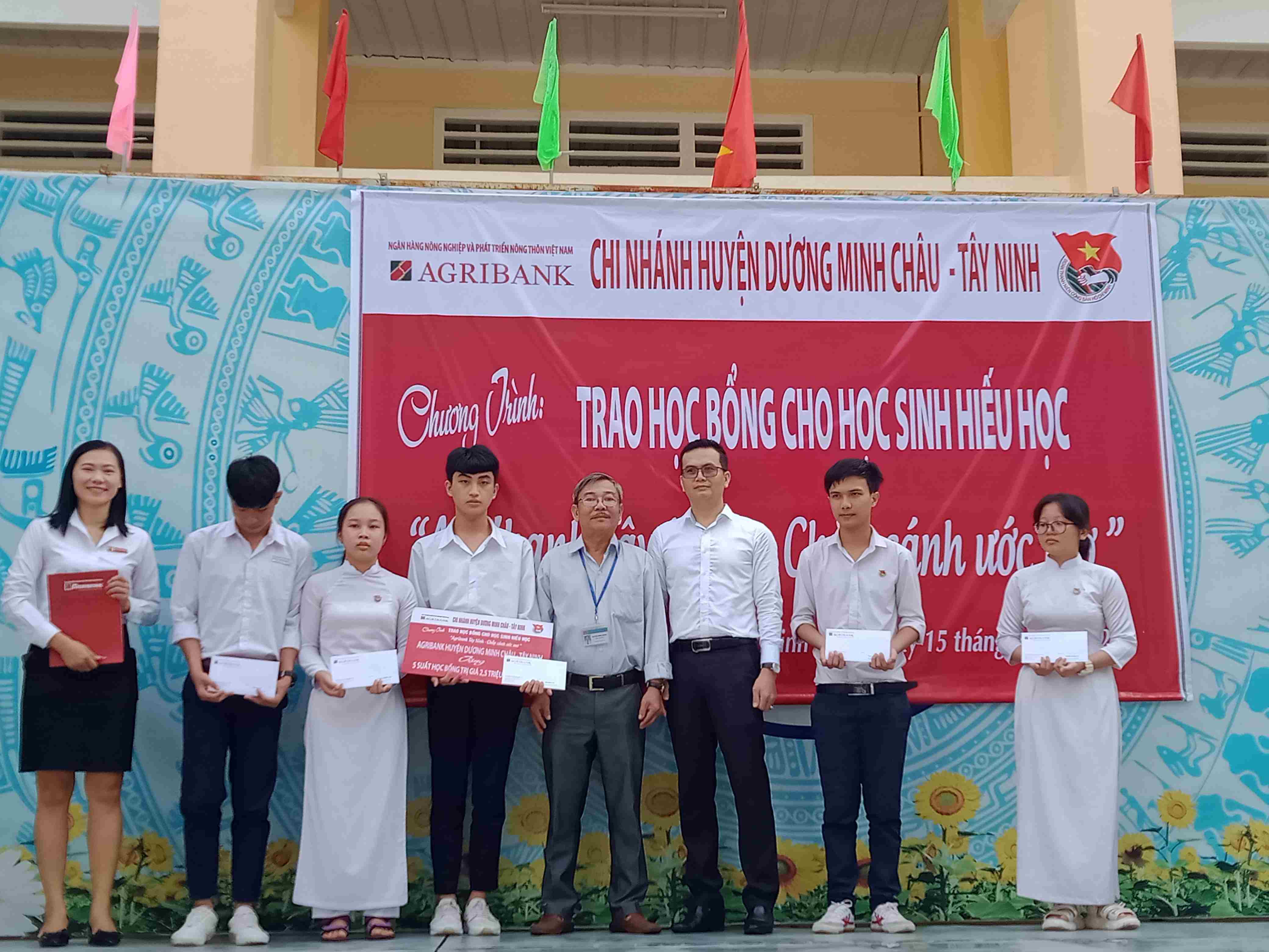 Huyện Dương Minh Châu: Trao học bổng “Agribank Tây Ninh – Chắp cánh ước mơ”